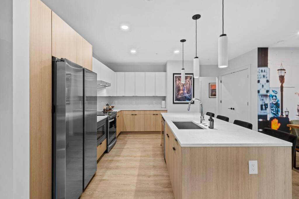 شقة Skyline View, Pool, Gym, Balcony'S, Walk To Bway! ناشفيل المظهر الخارجي الصورة