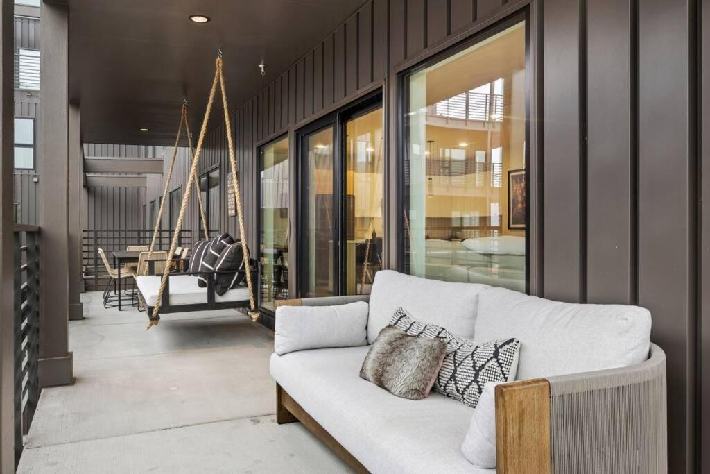 شقة Skyline View, Pool, Gym, Balcony'S, Walk To Bway! ناشفيل المظهر الخارجي الصورة