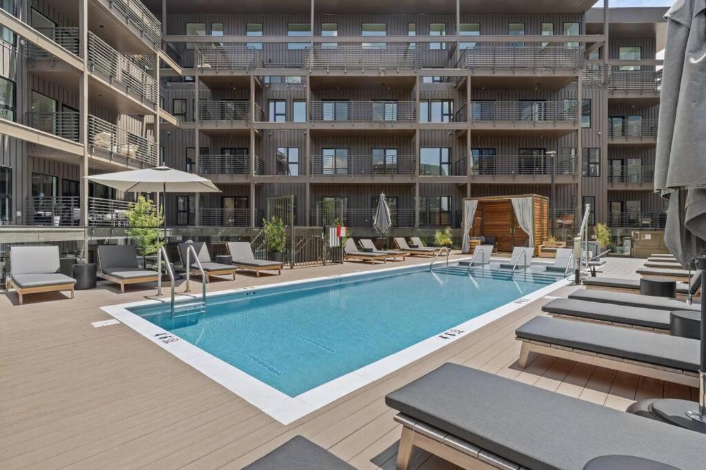 شقة Skyline View, Pool, Gym, Balcony'S, Walk To Bway! ناشفيل المظهر الخارجي الصورة